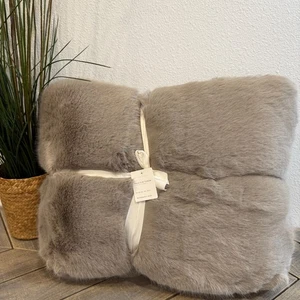 POTTERY BARN MINK FAUX FUR THROW BLANKET OVERSIZED 60 X 80" ~ DOVE - Picture 1 of 8