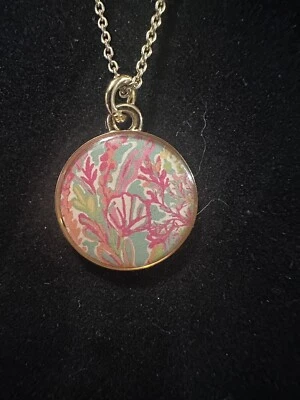 Delicado collar colgante Lily Pulitzer rosa concha coral en tono dorado 11 pulgadas Foto 1 de 4