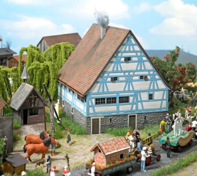 Busch 1501 HO scale 1/87 Farming Village Historic Farmhouse - Image 1 of 4