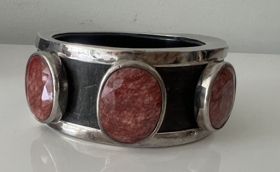 Brazalete de plata, cuerno, piedra roja Foto 1 de 4