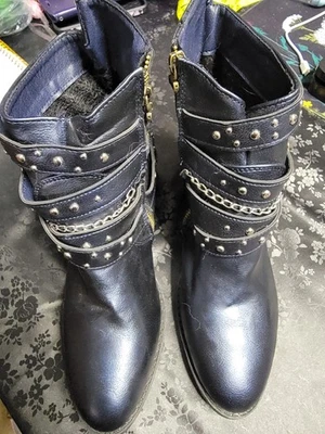 Botas, Botín Negro con Hebillas Tachuelas, Cierre de Cremallera, Tacón de 2", Mujer talla 40/9ie Foto 1 de 4