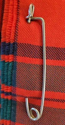 DOS ANTIGUOS ALFILERES ESCOCESES KILT BALMORAL HIGHLANDERS DISEÑO UNIFORME NÍQUEL PLATA Foto 1 de 4