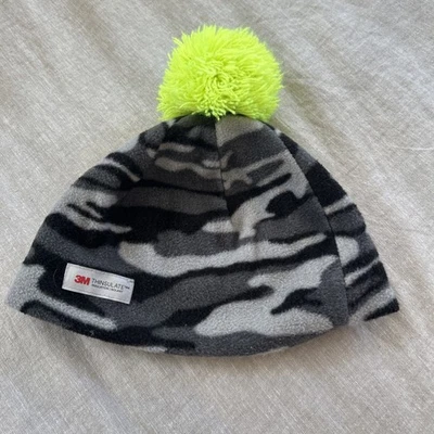 Gorro gorro para niños pequeños negro camuflaje con pompón Foto 1 de 3