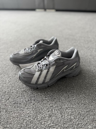 L'Adidas Orketro 2.0 brilla in "argento opaco" IF2880