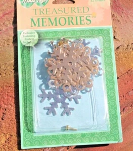 Etiquetas de copo de nieve de metal plateado Treasured Memories, 12 formas + 12 brads nuevas en paquete - Imagen 1 de 2