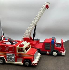Zwei Vintage Playmobil Feuerwehrauto und Rettungsleiter Lichter Sirene 5843 und 3879 - Bild 1 von 13