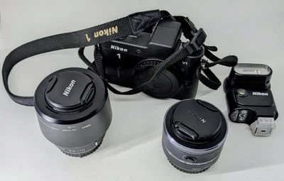 Nikon 1 V1 Kamera mit Objektiven 10-30 und 30-110 und Blitz - Bild 1 von 2