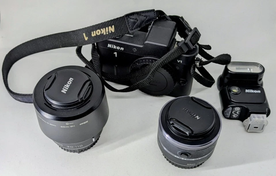 Nikon 1 V1 Kamera mit Objektiven 10-30 und 30-110 und Blitz - Bild 1 von 2