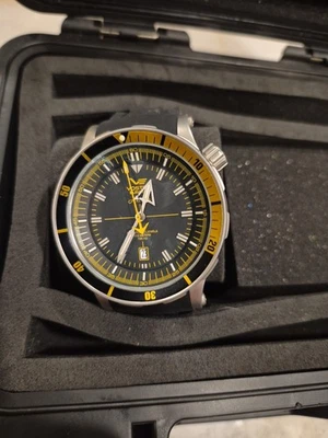 Vostok-Europe Anchar K-162 Submarino Automático Amarillo con Banda de Repuesto de Cuero Foto 1 de 4