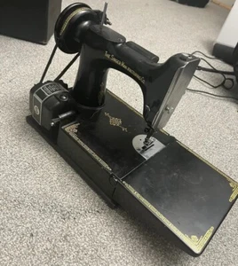 VINTAGE 1948 SINGER FEATHERWEIGHT SEWING MACHINE 221  W/CASE Parts/repair  - Picture 1 of 18