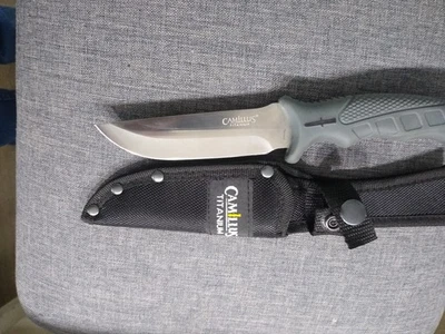 Cuchillo de caza Camillus grande de titanio de hoja fija Full Tang con funda de goma Foto 1 de 4
