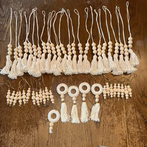 Handgefertigte Holzperlen Hängedeko mit Quasten 49er Set verschiedene Größen Boho Weihnachten - Bild 1 von 6