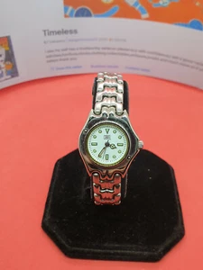 Reloj de pulsera para damas tono plata carvel, cara blanca y manos luminosas plateadas.#186 - Imagen 1 de 9