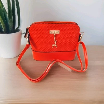 Cartera Roja con Dije de Reno Bandolera Acolchada Rudolph Acentos Dorados Love Holiday Foto 1 de 4