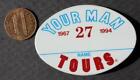 1994 Hawaii YMT / Your Man Tours 27e anniversaire RWB ovale étiquette nommage épingle / bouton-