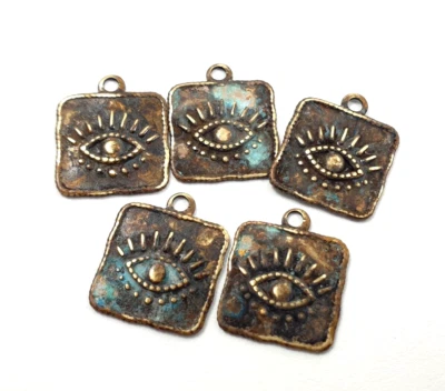 20ps Cuadrado Pequeño Sol Blanco Latón Oxidado Dije Pátina Azul Hamsa Blanco 886 Foto 1 de 4