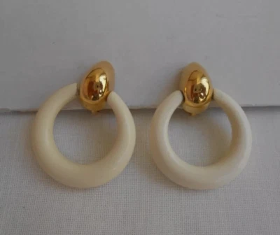 TRIFARI ORECCHINI PENDENTI CERCHIO IN LUCITE PANNA  A CLIP - Immagine 1 di 2