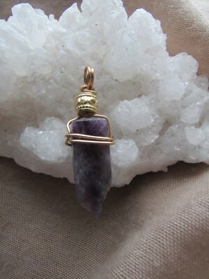 Проволочная обернутая кувыркающаяся подвеска из аметиста с золотистым акцентом... - Изображение 1 из 2