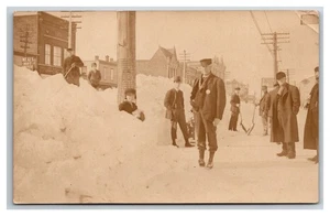 NORFOLK NEBRASKA RPPC ~ Calle principal cubierta de nieve - Imagen 1 de 2