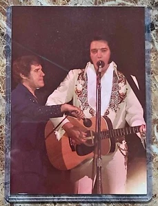 RARE ORIG. 5x7 Elvis Presley Photo Signed by Charlie Hodge - Picture 1 of 2