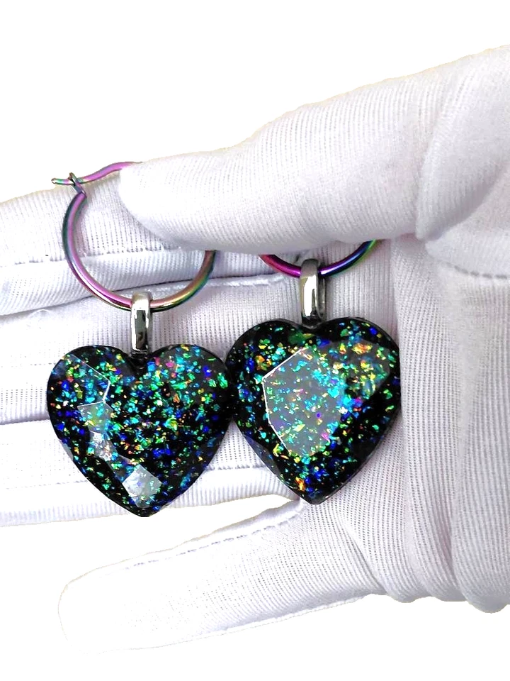 Pendientes de ópalo 29 mm resina de pavo real corazones de ópalo en aros arco iris de acero inoxidable Foto 1 de 4