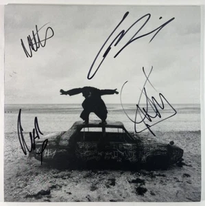 ÁLBUM DE VINILO DE THE 1975 BAND FIRMADO SIENDO DIVERTIDO EN UN IDIOMA EXTRANJERO BAS AC76394 - Imagen 1 de 4