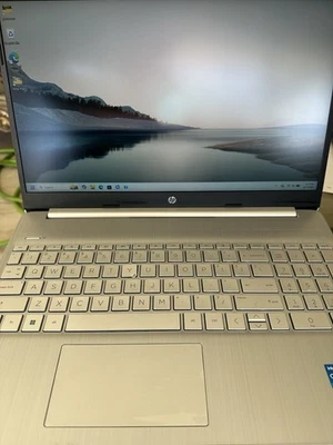 Ноутбук HP FHD 15,6 дюйма (твердотельный накопитель 256 ГБ, Intel Core i5 11-го поколения, 2,40 ГГц, 8 ГБ) - серебристый - Изображение 1 из 4