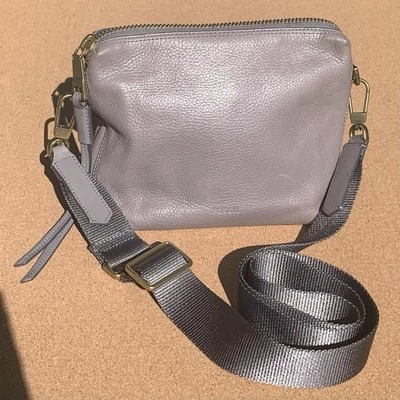 Fossil 灰色皮革和灰色织物装饰内部宽肩带钱包 ZB7187 — 第 1/4 张图片