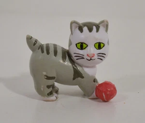 Figura de acción de PVC vintage de 2" gris tigre atigrado gato con bola de hilo aplausos - Imagen 1 de 3