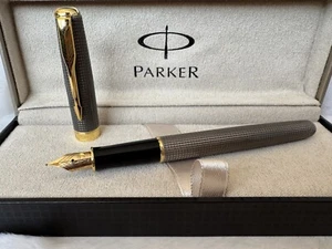 Excellent Parker Sonnet Fountain Pen Grey Grid Color 18K Gold Fine Nib With Box - Picture 1 of 8