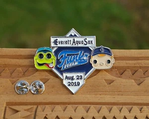 Everett Aqua Sox Funko Field 2 1/2" Silver Tone Metal & Enamel Lapel Pin Pinback - Picture 1 of 6