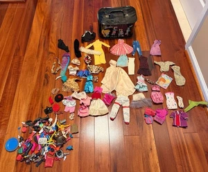 Mattel Barbie 1962 Estuche Cola de Caballo Lote Ropa Barbie Accesorios COMO ESTÁ - Imagen 1 de 9