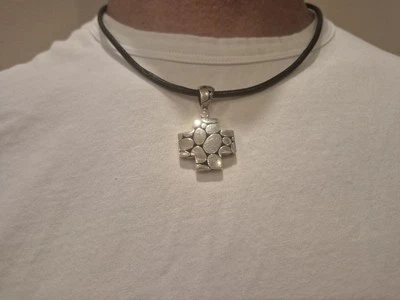 Collar John Hardy para hombre cadena de cordón de cuero con colgante de cruz de plata de ley Foto 1 de 4