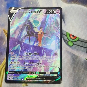 Shadow Ryder Calyrex V TG17/TG30 Entrenador de Resplandor Astral Galería Arte Antiguo Casi Nuevo - Imagen 1 de 2