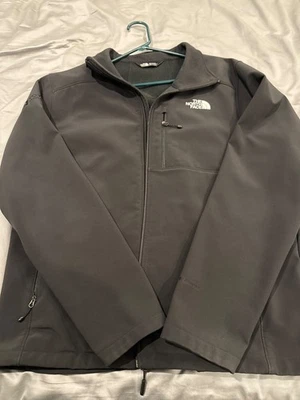 Chaqueta negra grande The North Face para hombre en muy buen estado con logotipo de Toyota Financial Services Foto 1 de 4