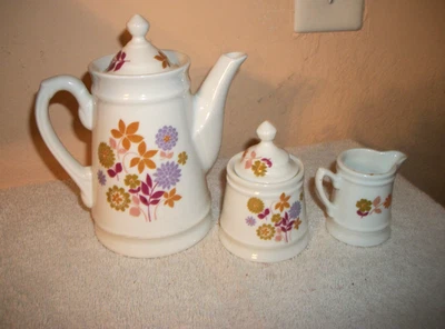 Crema, azucarero y tetera Apilco - Francia - crema 2,25" de alto, tetera 6,75" Foto 1 de 4