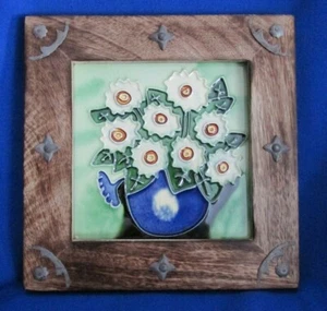 Handgefertigter Holzrahmen dekorative handbemalte Fliese blau grün Blumenmuster - Bild 1 von 6