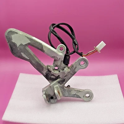 HYOSUNG GT GT125R GT250R GT650 DELANTERO DERECHO reposapiés soporte montaje trasero Foto 1 de 4