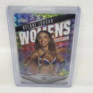 2025 Topps Chrome WWE Women's Division Kelani Jordan #WD-KEL Aqua Geometric /125 - Foto 1 di 2
