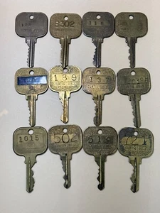 12 übergroße Hotel Motel Zimmer Schlüssel Handwerk Steampunk Schmuck Konvolut #31 - Bild 1 von 2