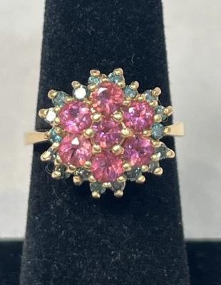ЗОЛОТОЕ РОЖДЕСТВЕНСКОЕ КОЛЬЦО 14 карат с розовым турмалином и цаворитом и зеленым гранатом размер 6 - Изображение 1 из 4