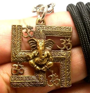 COLLANA CIONDOLO AMULETO OTTONE INDÙ GANESHA GANESH GANAPATI VINAYAKA DIO AUM OM INDÙ - Foto 1 di 5