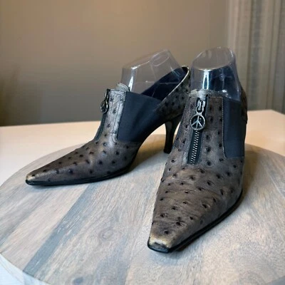 Donald J Pliner 灰色皮革人造鸵鸟浮雕尖头高跟鞋 7.5 码 — 第 1/4 张图片