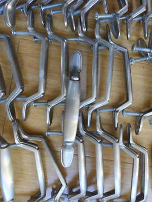 Lote 51 Manijas de cajón de gabinete de metal color peltre cepillado tornillos de 5" Foto 1 de 2