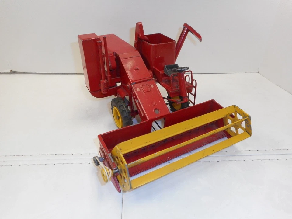 Lincoln 1/20 Massey Haris 90 Self Propelled Toy Combine - Image 1 of 4