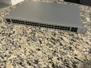 Commutateur Gigabit PoE géré Ubiquiti UniFi 48 ports (USW-Pro-48-PoE) *VEUILLEZ LIRE* - Photo 1/8