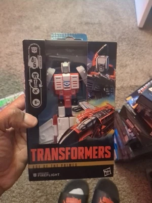 Transformers Age of the Primes Aerialbot Fireflight, Deluxe Class 5.5-Inch Co... Foto 1 de 2