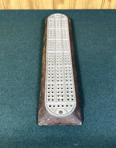 RARE ANTIQUE CAST METAL ON WOOD CRIBBAGE GAME BOARD 19th CENTURY - Imagen 1 de 11