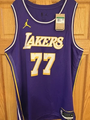 Camiseta deportiva de los Lakers Luka Doncic 2025-26 Statement Swingman XL Foto 1 de 4