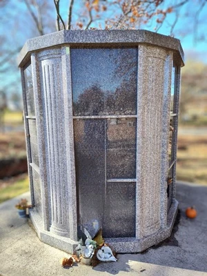 Columbario, tiene capacidad para 2 urnas, placa de identificación, un servicio, refugio de descanso, Hagerstown, MD Foto 1 de 3